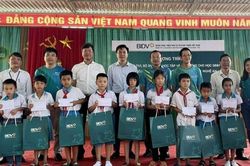 Ngân hàng BIDV chi nhánh Nghệ An trao phần quà 80 triệu đồng cho học sinh ở Anh Sơn