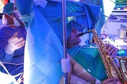 Bệnh nhân chơi kèn saxophone trong lúc phẫu thuật u não