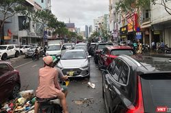 Xe ô tô nằm la liệt trên đường phố Đà Nẵng sau cơn mưa lịch sử đêm 14/10