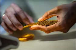 Giá vàng hôm nay 15/10: Áp lực bán tháo, giá vàng giảm sâu
