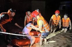 Trắng đêm ứng cứu người dân ngập lũ tại Đà Nẵng