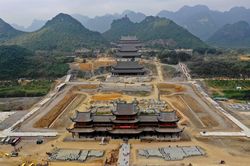 Thăm quần thể chùa Tam Chúc ở Hà Nam