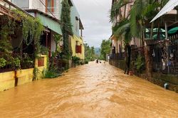 Lũ bao vây, bé trai 2 tuổi chết đuối thương tâm khi ra phía sau nhà chơi