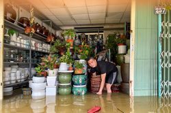 Huế: Hàng hóa bị lũ nhấn chìm, tiểu thương khóc nghẹn