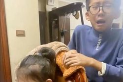 Cậu bé 12 tuổi bật khóc nức nở khi dạy Toán cho em gái, ai xem cũng phải buồn cười