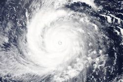 Bão Nesat vào Biển Đông trong 24 giờ tới, dự báo mạnh thêm