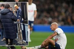 Richarlison chống nạng rời sân, CĐV Brazil đứng ngồi không yên