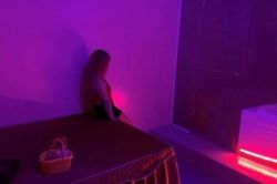 Nữ nhân viên quán massage kích dục cho khách ở Đồng Nai