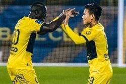 Quang Hải ra sân trong trận thắng 2-0 của Pau FC