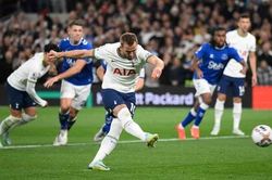 Đánh bại Everton, Tottenham áp sát ngôi đầu
