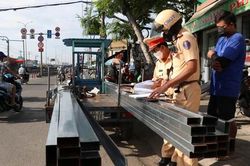 Phòng CSGT xử lý hàng trăm xe 3-4 bánh chở hàng cồng kềnh