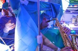 Bệnh nhân chơi saxophone suốt 9 giờ phẫu thuật não
