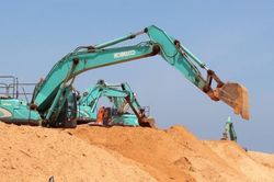 Tìm kiếm nạn nhân trong núi cát khổng lồ sau vụ sạt lở ở Bình Thuận