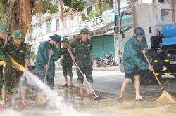 Bộ đội, công an chung tay dọn bùn đất sau mưa lũ