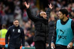 Pep Guardiola phát điên vì trọng tài