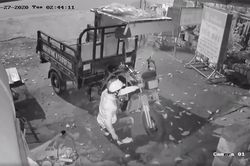 Kẻ trộm xe ba gác máy đi mua trái cây thì bị công an phát hiện