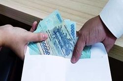Giám đốc trung tâm đăng kiểm bị tạm giữ vì nhận hối lộ