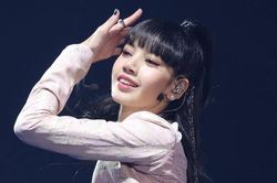 Lisa (BlackPink) múa cột