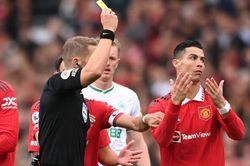 Vì sao Ronaldo cướp bóng đá vào gôn trống Newcastle là sai luật và xứng đáng ăn thẻ?
