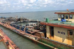 Bắt giữ 2 phương tiện khai thác, vận chuyển cát trái phép trên vùng biển Cần Giờ
