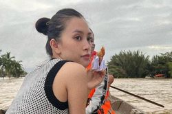 Hoa hậu Tiểu Vy lội nước khi về Hội An