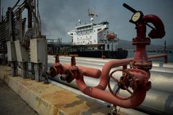 Iran bắt đầu tiến hành lọc dầu thô tại Venezuela nhằm tăng doanh số