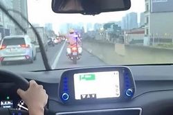 Cảnh sát giao thông kịp thời dẫn đường cho ôtô chở cháu bé đi cấp cứu
