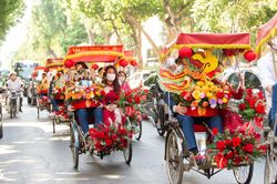 Con trai bầu Hiển cùng dàn phù rể cực xịn sang nhà Đỗ Mỹ Linh bằng xích lô
