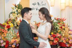 Hoa hậu Đỗ Mỹ Linh đeo vàng nặng trĩu cổ, trao nụ hôn ngọt lịm cho con trai bầu Hiển trong lễ ăn hỏi