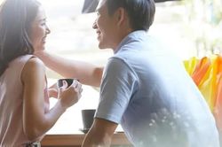 Ngỡ ngàng khi biết lý do hàng xóm muốn giúp mẹ tôi chữa bệnh