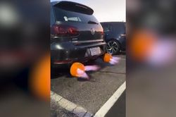 Tài xế ô tô gắn bí ngô 'bắn lửa' sẵn sàng cho Halloween