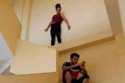 Những màn nhìn lén điện thoại người yêu cực 'tinh vi' của hội chị em