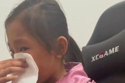 Bé gái ở Trung Quốc chịu áp lực học hành từ bố, nói câu gì khiến người lớn phải suy ngẫm?