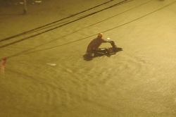 Đà Nẵng: Cho người vào tránh mưa ngập, siêu thị mất trộm 130 điện thoại