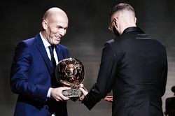 Khoảnh khắc Benzema nhận Quả bóng Vàng từ Zidane
