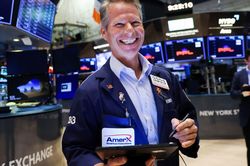 Chứng khoán Mỹ đồng loạt hồi phục, Dow Jones tăng 550 điểm