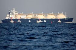 Hàng chục tàu chở khí LNG mắc kẹt ngoài khơi