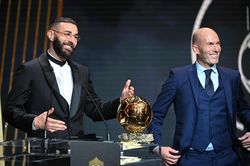 Phản ứng của Zidane khi Benzema giành Quả bóng vàng