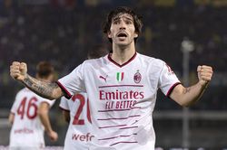 Milan thắng nhọc Verona: Gồng mình bám đuổi Napoli