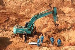 Bình Thuận: Tìm thấy thi thể cuối cùng trong số 4 nạn nhân bị cát vùi lấp tại mỏ ti-tan