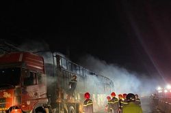 Xe đầu kéo chở 7 ô tô bốc cháy trên quốc lộ