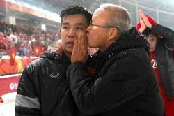 HLV Park Hang Seo 'sứ giả' của những chiếc ôm nồng thắm