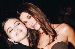 Những hình ảnh thân thiết của ca sĩ Selena Gomez và người mẫu Hailey Bieber khi dự sự kiện