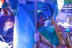Bệnh nhân chơi saxophone suốt 9 tiếng mổ não