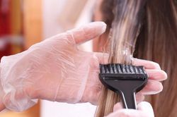 Hóa chất duỗi tóc làm tăng gấp hai lần nguy cơ mắc ung thư tử cung