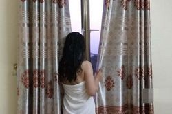 Về nhà đột xuất, vợ chợt không vui, chồng kéo rèm mới tá hỏa sự thật