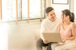 Ngày tân gia, chồng tôi kính cẩn đặt di ảnh của mẹ vợ lên bàn thờ