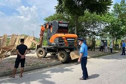 Giải tỏa vi phạm lấn chiếm hành lang ATGT trên tuyến đường Hồ Chí Minh và Quốc lộ 21A