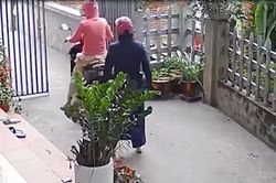 Vẻ bất lực của cô gái chưa lên xe thì bạn đã rồ ga chạy mất