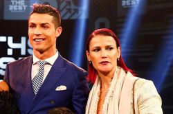 Chị gái Ronaldo chỉ trích HLV MU